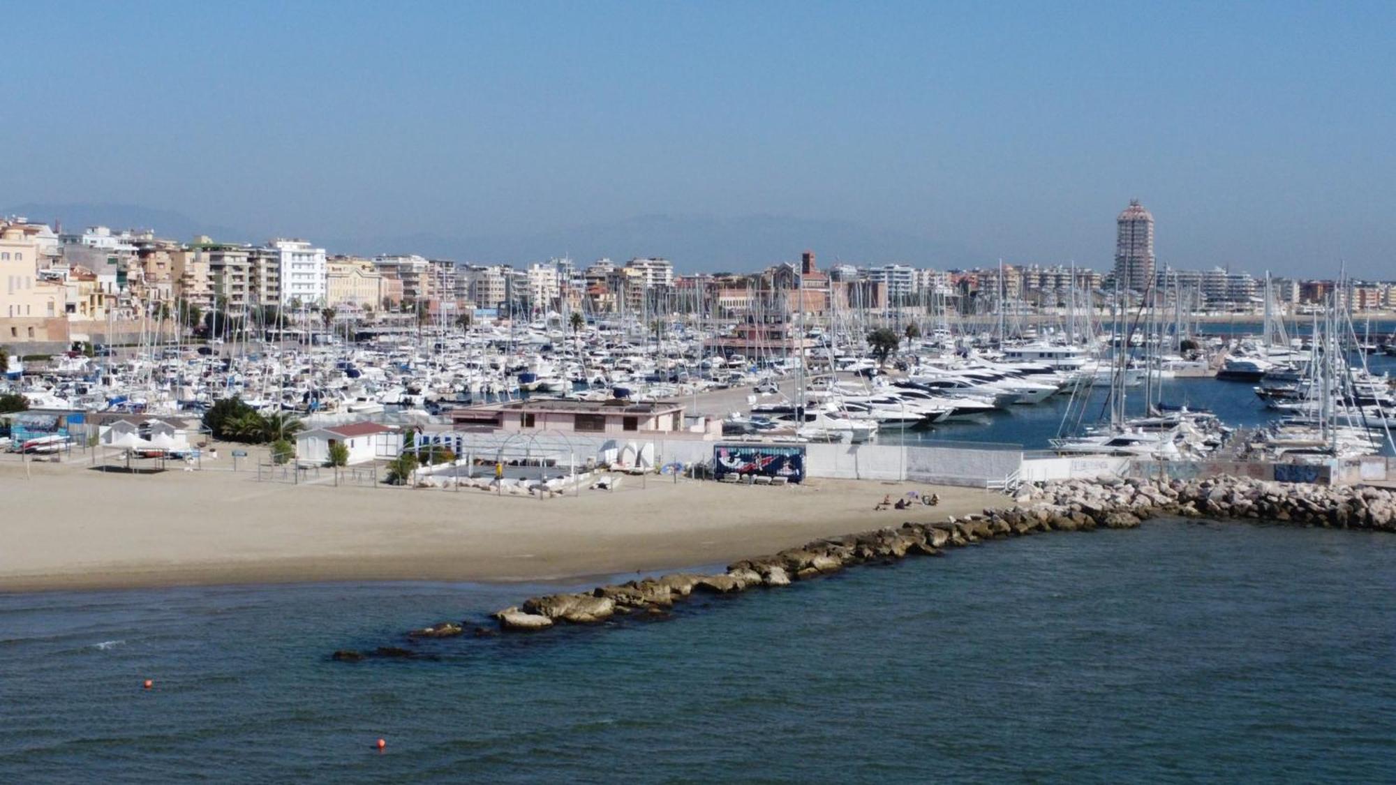 Open Space Centralissimo Nettuno Fronte Porto Ngoại thất bức ảnh